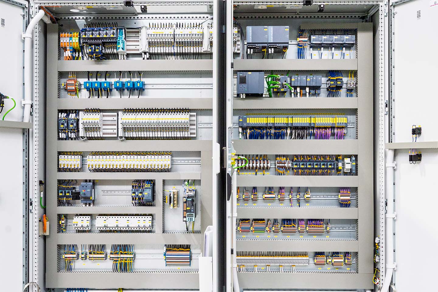 Montage von Bauteilen mit Elektrokonstruktion und Schaltplan